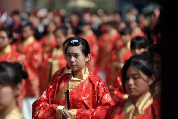 男生成人礼送什么较好（家长送什么礼物比较好）.