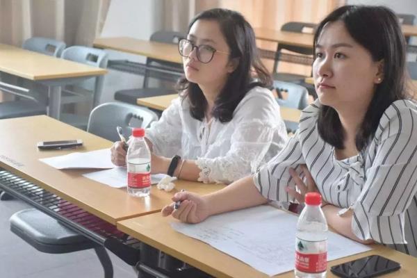 职业学校女生适合学什么专业（特别适合女生的2个大学专业）.