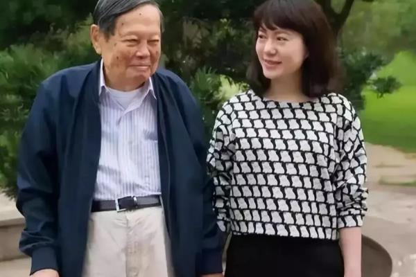 杨振宁的老婆翁帆简历（把杨振宁照顾到100岁了）.