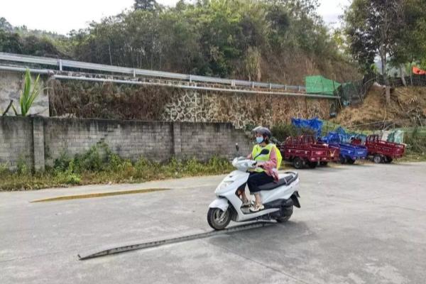 女士摩托车驾驶证去哪里考,多少钱（五指山交警开设摩托车驾驶人考试“周末专场”）.