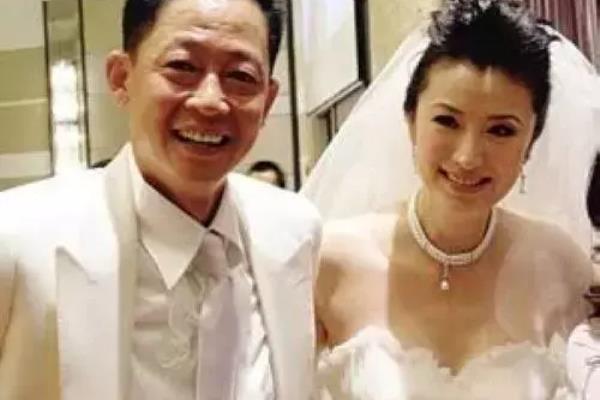 王志文老婆是兰博基尼老总（王志文和42岁有钱老婆近照）.