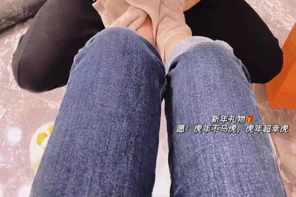 老公用毛巾给妻子洗脚什么意思（愿意为你洗脚的男人）.