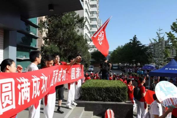 学弟学妹请听好标语怎么写（红衣学弟学妹挥舞“稳”字标语助威）.