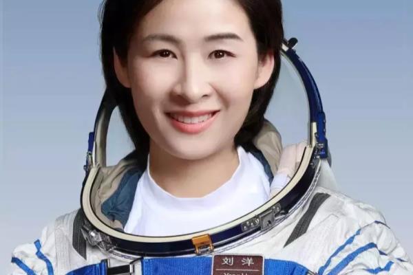 在太空做实验的女宇航员（中国首位女航天员再出征）.