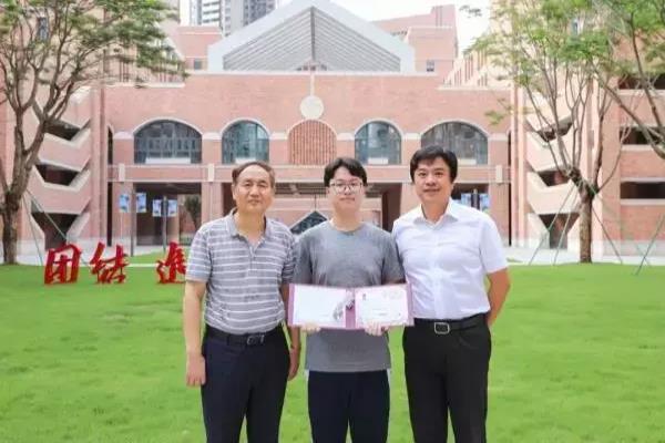 模拟打开清华大学录取通知书（2023清华首封录取通知书送达）.