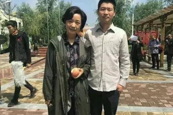 张嘉译老婆多大岁数（张嘉译真娶值了）.