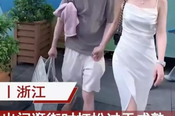 在成熟男人面前穿得很性感（男友打扮成学生模样）.