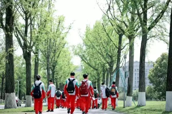 成都拍校服写真那家好（成都学校校服“颜值大赏”）.