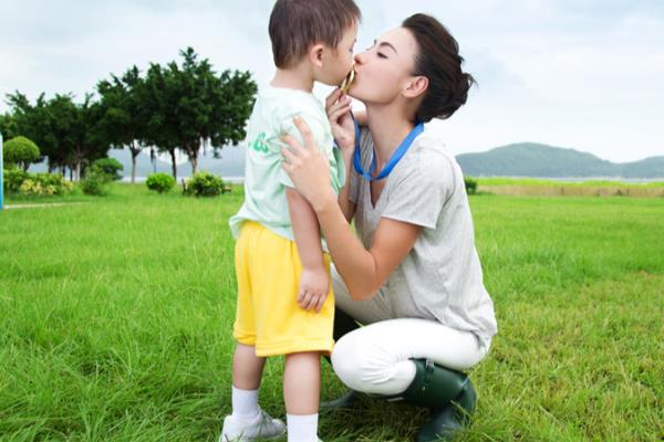 梦到抱女孩是什么意思周公解梦.